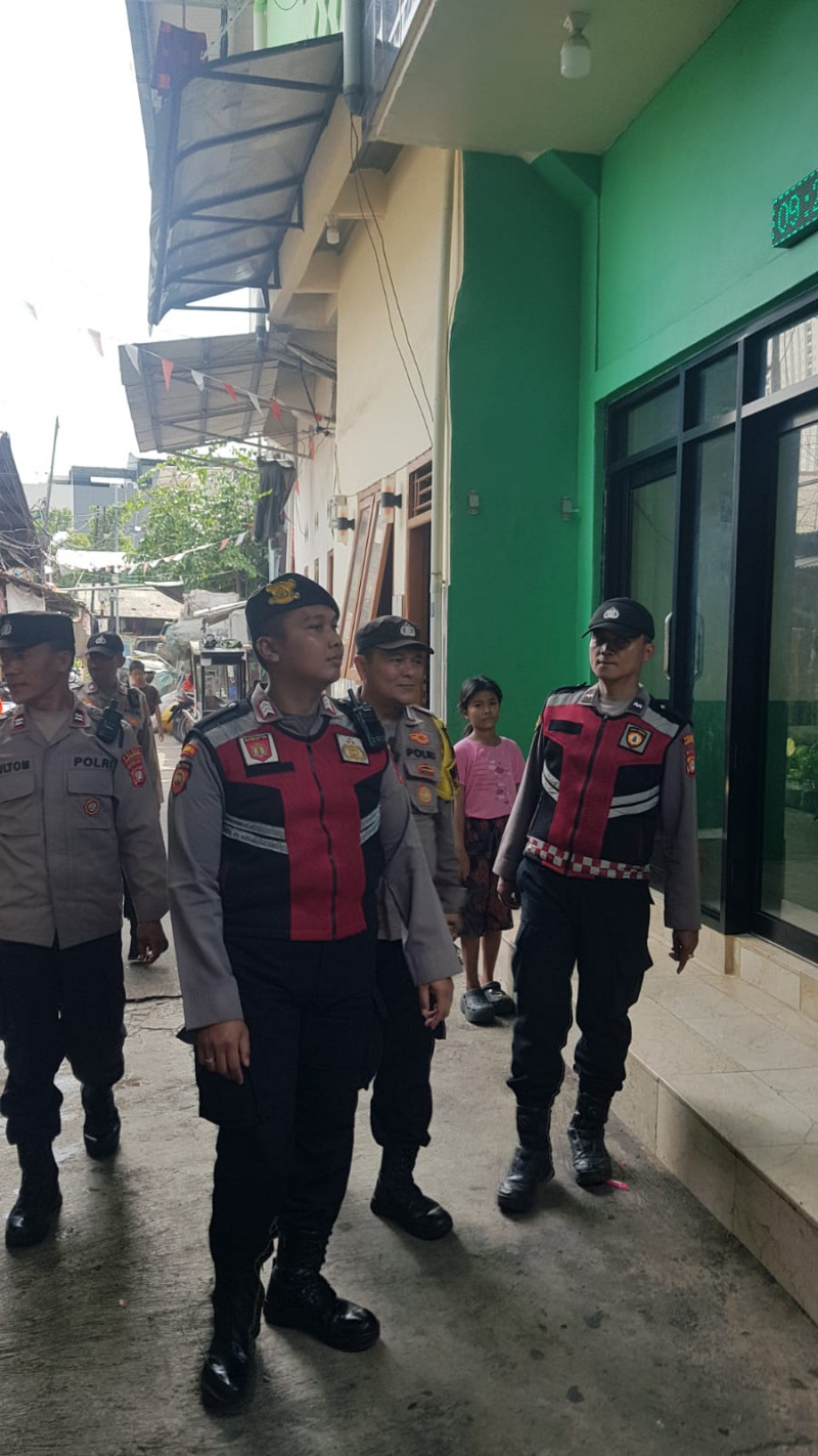 Patroli Jalan Kaki Polsek Pademangan Perkuat Program Jaga Lingkungan di Kawasan Permukiman