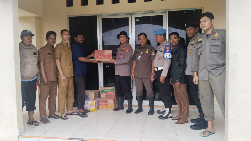 Respon Cepat Polisi dan Pemerintah, Berikan Bantuan Disalurkan kepada Korban Banjir di Cabangbungin