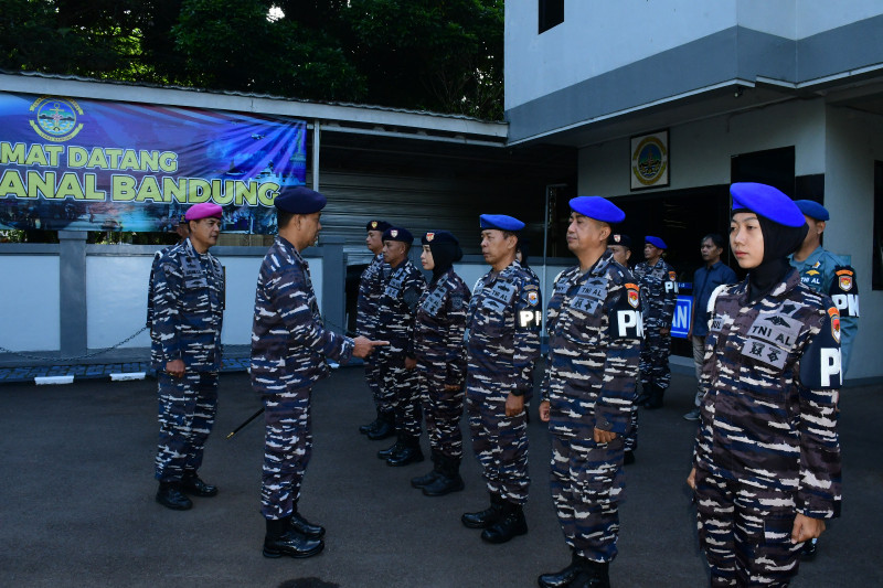 Mengawali Tugas Dihari Pertama, Komandan Lanal Bandung Laksanakan Apel Khusus da Entry Briefing