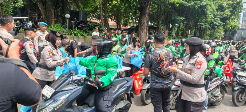 Polda Metro Jaya Berbagi di Jumat Peduli, Ojol hingga Pekerja Harian Terima Sembako