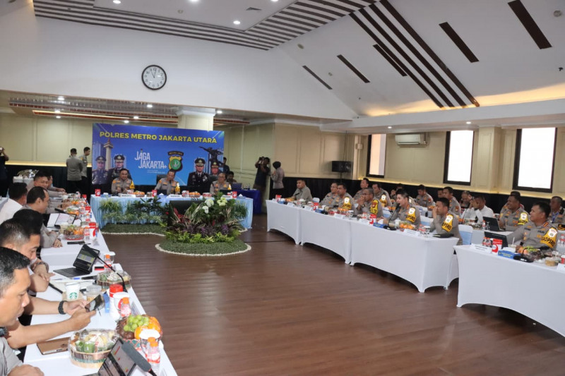 Kapolda Metro Jaya Tinjau Pelayanan dan Bahas Antisipasi Unjuk Rasa Desember dalam Anev Kamtibmas di Polres Metro Jakarta Utara