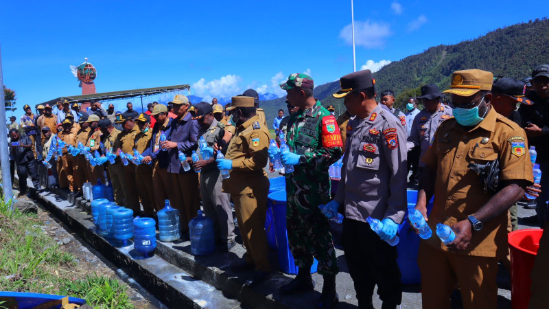 Kodim 1714/PJ Dukung Pemda Dalam Pemusnahan Miras di Kabupaten Puncak Jaya