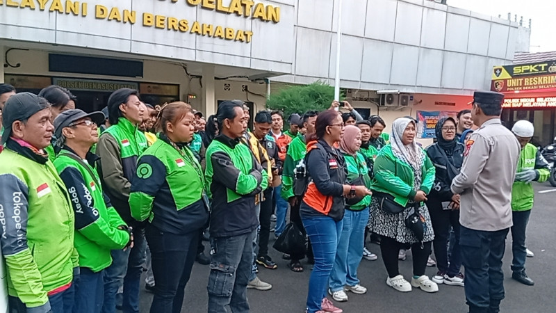 Hangat dan Humanis, Kapolsek Bekasi Selatan Lepas Keberangkatan Ojol ke Monas di Hari Buruh 2026