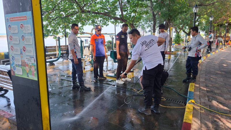 Polsek Kepulauan Seribu Selatan Bersama Stakeholder Gelar Kerja Bakti dan Pengecatan Fasilitas Umum Sambut HUT RI Ke-81 di Pulau Tidung