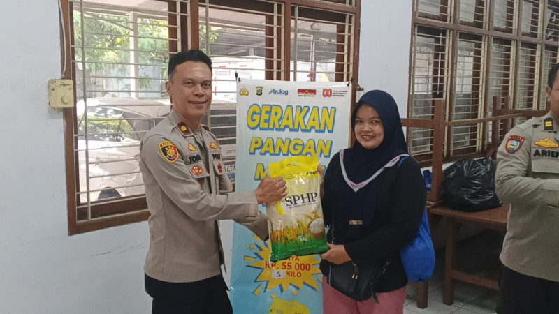 Polsek Metro Penjaringan Gelar Gerakan Pangan Murah Untuk Pekerja Pabrik