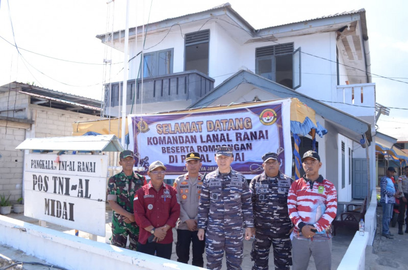 Danlanal Ranai Cek Kesiapan Prajurit Pos TNI AL Midai dan Tinjau Aset Pertahanan Srategis di Pulau Midai