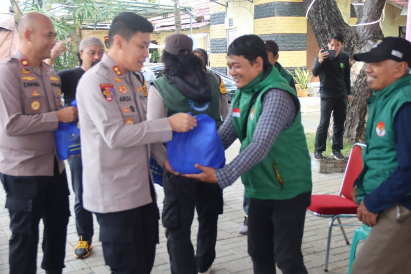 Jumat Peduli di Marina Ancol, Polres Kepulauan Seribu Hadirkan Pemeriksaan Kesehatan Gratis dan Sembako untuk Ojol dan Warga