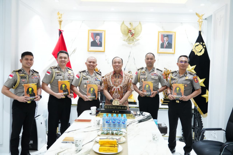 Lewat Buku, Wakapolri Titipkan Pesan Penting Pemberantasan TPPA–PPO kepada 5 Calon Atase dan Staf Teknis Polri