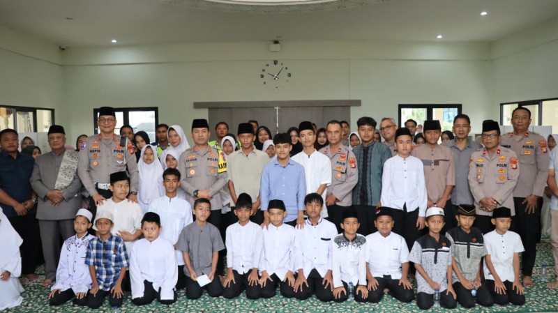 Polres Metro Tangerang Kota Gelar Bintohtal dan Santunan Anak Yatim di Masjid Al-Fattah Tangerang Kota
