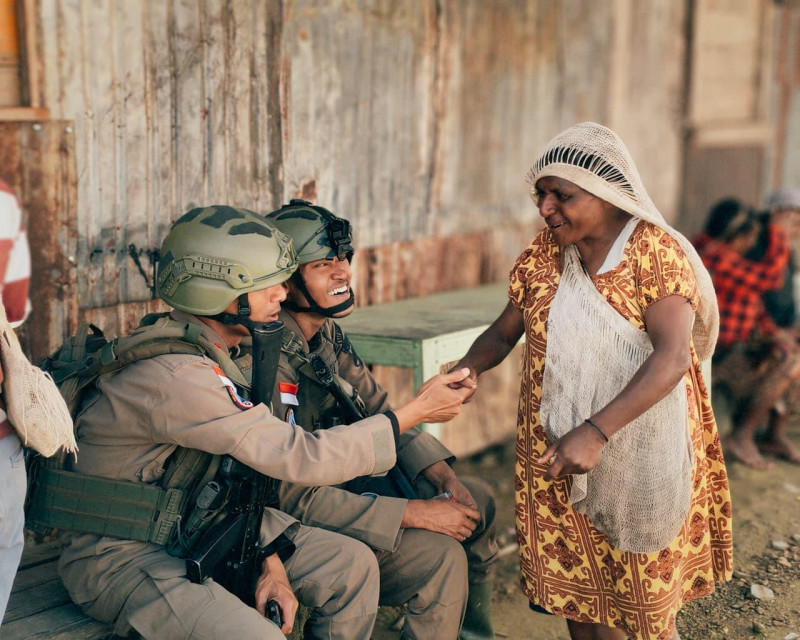 Satgas Damai Cartenz Hadir di Tengah Masyarakat, Pastikan Ibadah Berjalan Aman di Distrik Kiwirok