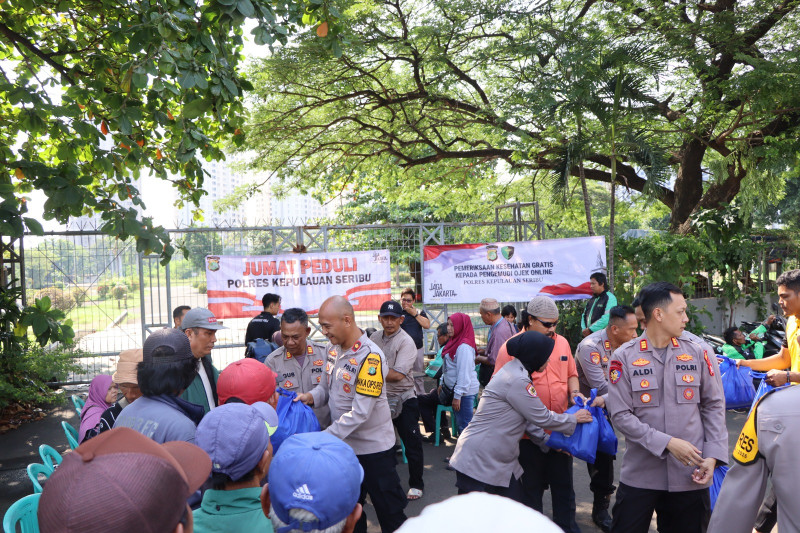 Jum'at Peduli Polres Kepulauan Seribu Hadirkan Layanan Kesehatan Gratis dan Sembako untuk Warga dan Ojol