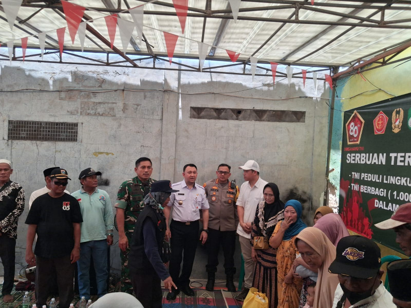 TNI dan Polri Berbagi 150 Paket Sembako untuk Korban Kebakaran di Semper Timur