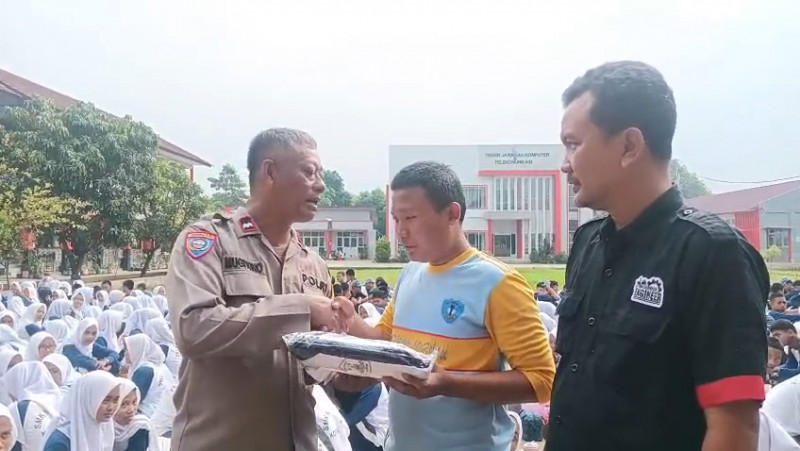 Bhabinkamtibmas Padurenan Tunjukkan Kepedulian, Belikan Seragam Olahraga untuk Siswa Kurang Mampu di SMKN 15 Kota Bekasi