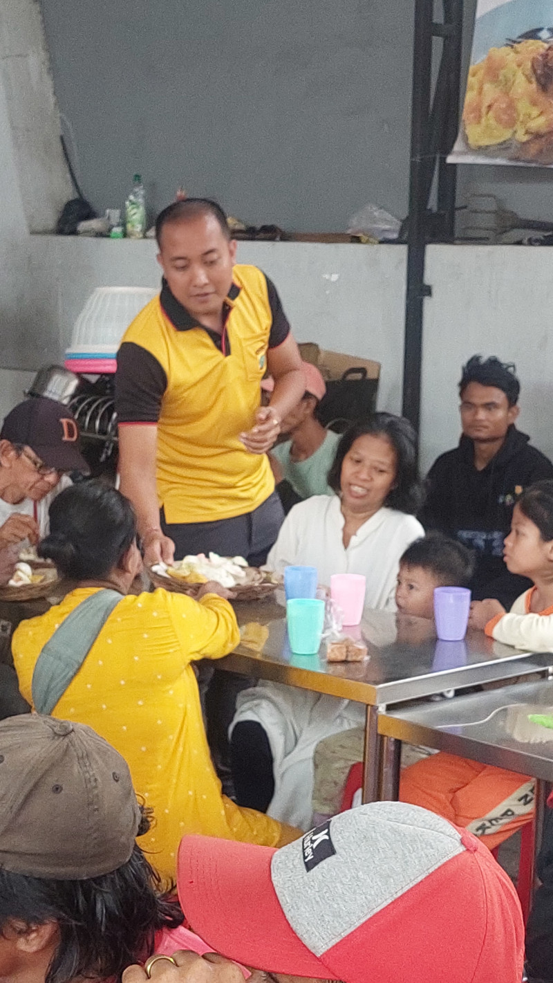 Polsek Metro Penjaringan Gelar Jumat Peduli di Kantin Jala Benaya, Bagikan 500 Paket Makanan untuk Warga