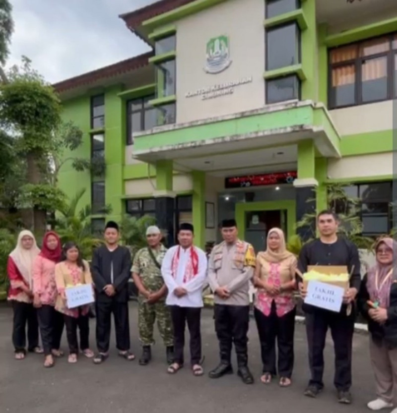 Sinergi Tiga Pilar Kelurahan Cimuning Gelar Jumat Berkah, Bagikan Takjil Kepada Pengguna Jalan
