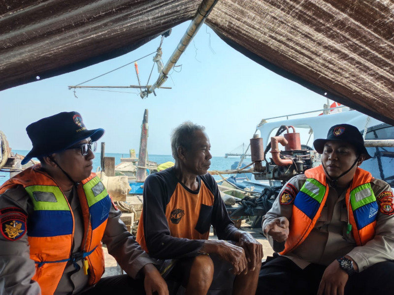 Jaga Jakarta, Patroli Siang Satpolairud Polres Kepulauan Seribu Sosialisasikan Layanan Polisi 110 dan Imbau Waspada Erupsi Gunung Anak Krakatau