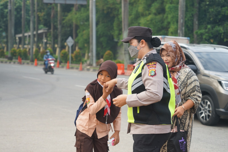 Hari Jadi Polwan Ke - 77, Kapolres Metro Bekasi Gelar Yanmas Pagi di TL Pos Lantas Jurong Bagikan Bingkisan