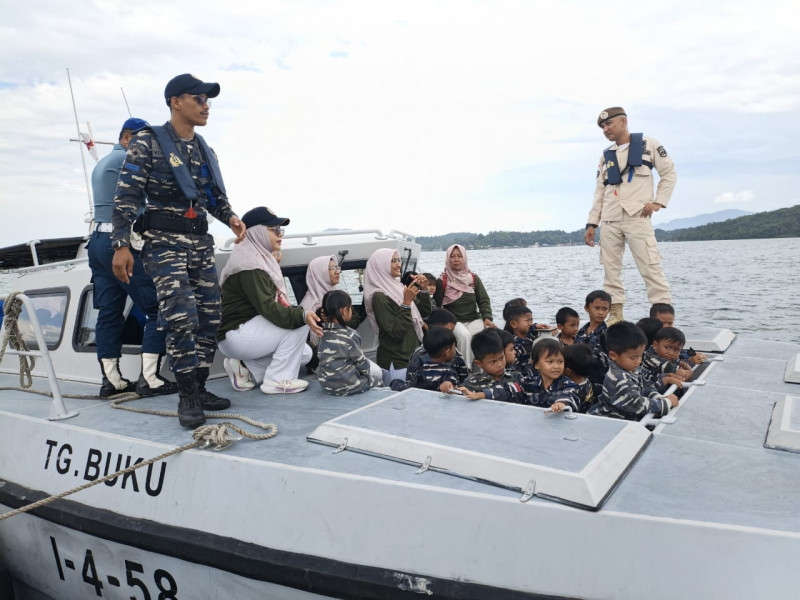 TNI AL Laksanakan Joy Sailing Untuk Siswa/Siswi TK Yayasan Hang Tuah Lanal Dabo Singkep