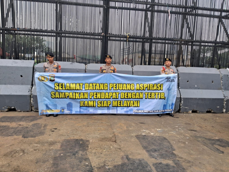 Polda Metro Jaya Kedepankan Pelayanan Humanis Saat Kawal Aksi KNARA di DPR Dengan Spanduk Simpatik