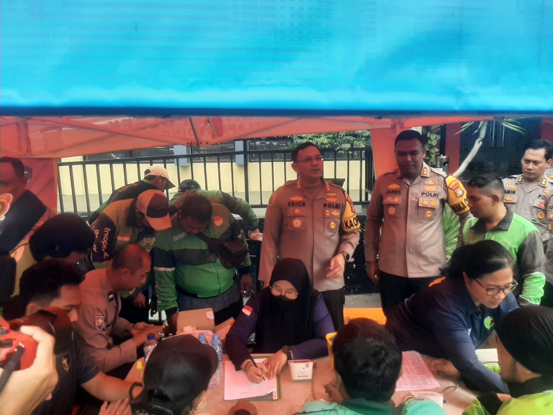 Jumat Peduli, Polres Metro Jakarta Utara dan Polsek Kelapa Gading Berbagi Bersama Komunitas Ojol