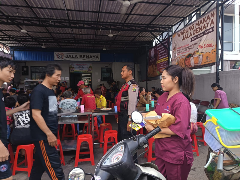 Polsek Metro Penjaringan Gelar Jumat Peduli, Bagikan Makanan Gratis dan Sampaikan Pesan Kamtibmas