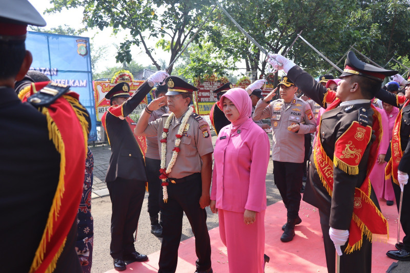 Polres Kepulauan Seribu Gelar Pisah Sambut dan Tradisi Pedang Pora Purna Bakti PJU