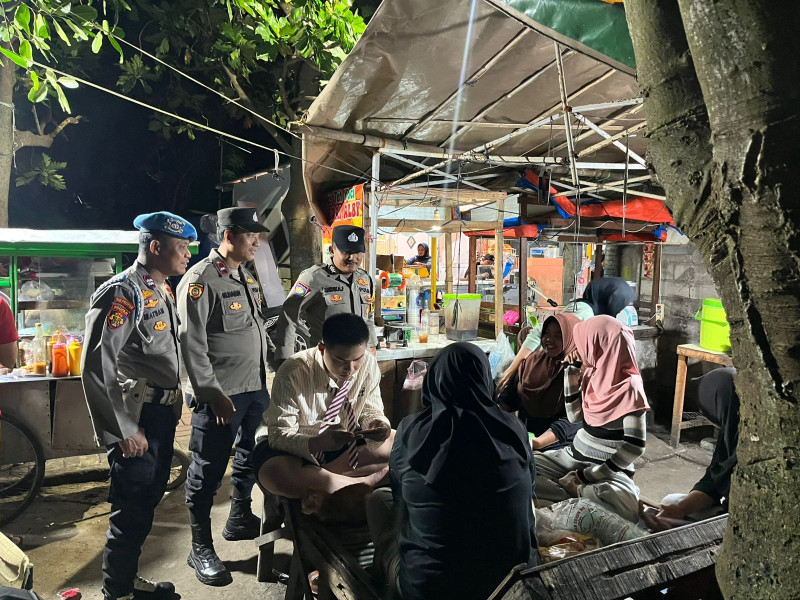 Patroli Malam Ramadhan, Polsek Kepulauan Seribu Selatan Bersama TNI dan Satpol PP Perkuat Siskamling Cegah Gangguan Kamtibmas