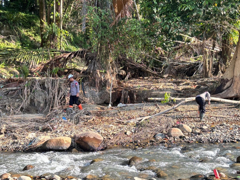 Pulihkan Pasca-Banjir Bandang, Tim SAR Resimen II Pasukan Pelopor Bersihkan Sungai di Agam