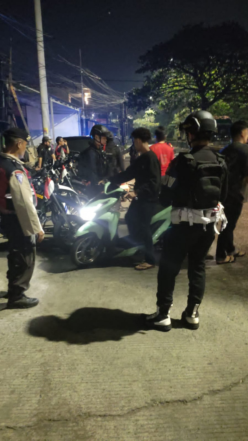 Jaga Jakarta On The Spot, Polsek Bekasi Barat Bersama Sat Brimob Polda Metro Jaya Gelar KRYD dan Razia Stasioner Berikan Rasa Aman kepada Masyarakat
