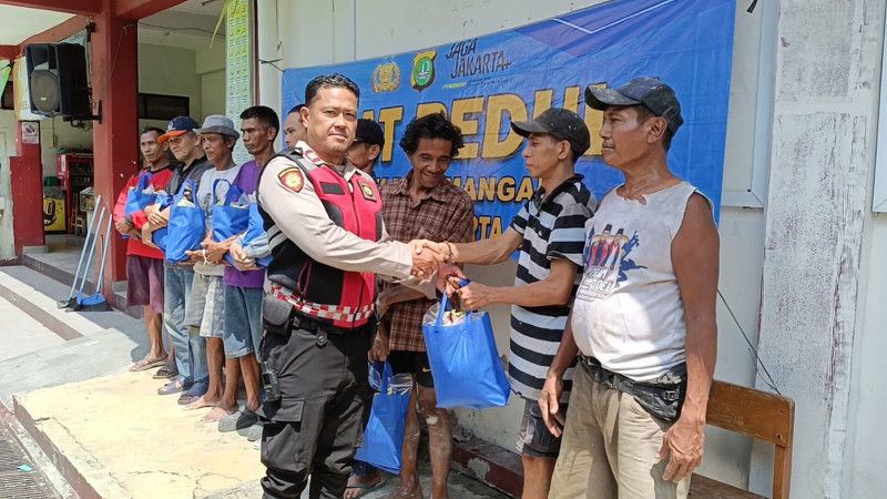 Polisi Berbagi, Polsek Pademangan Salurkan Bantuan Sembako kepada Warga