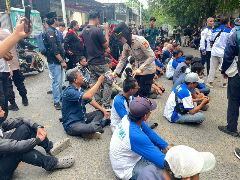 Polres Metro Jakarta Utara Bagikan Permen dan Air Mineral Kepada Massa Aksi di Kelapa Gading