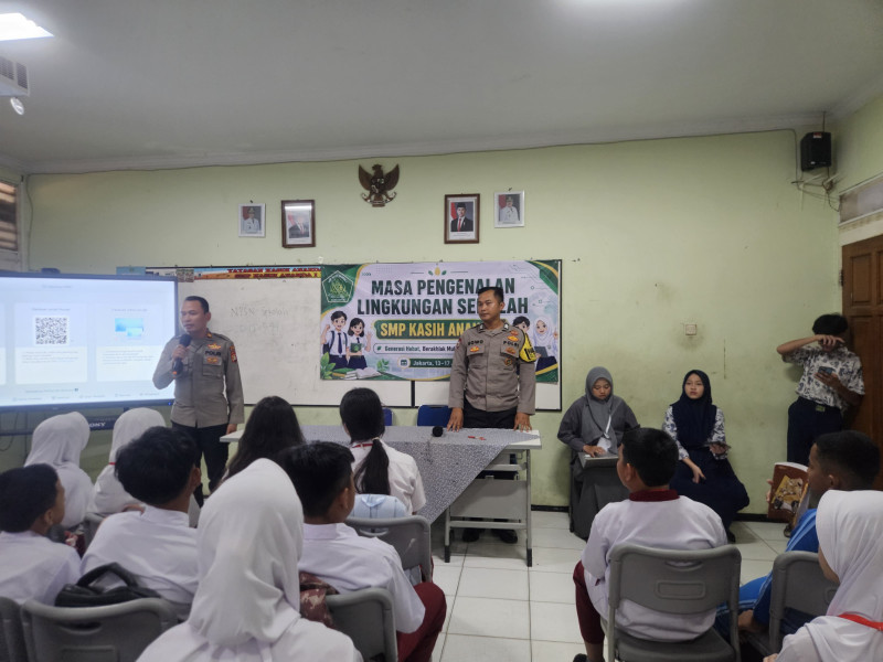 Polsek Kelapa Gading Berikan Edukasi Bahaya Narkoba kepada Siswa Baru SMP Kasih Ananda dalam Kegiatan MPLS