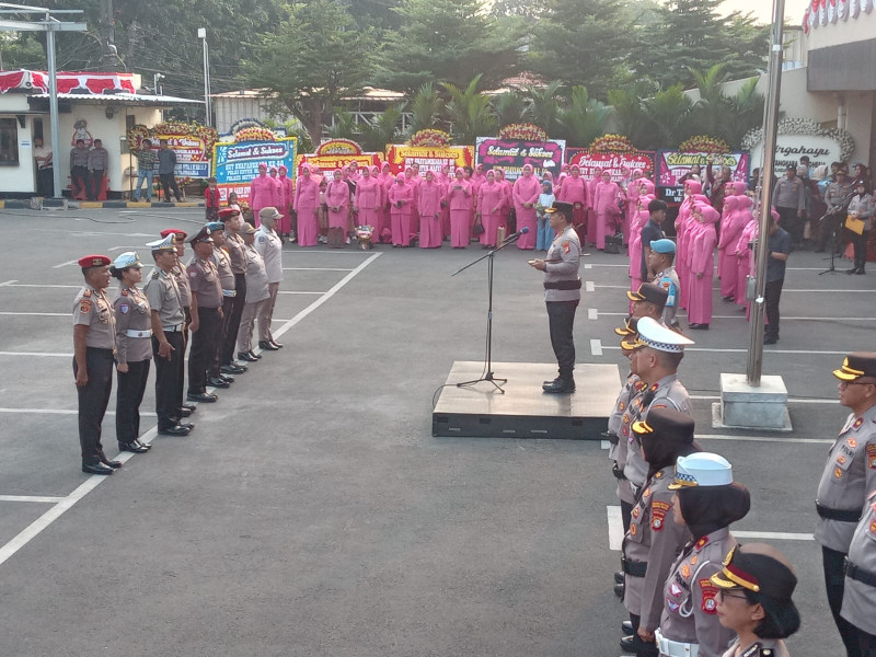 Kapolres Metro Bekasi Kota Pimpin Upacara Kenaikan Pangkat 72 Personel Polri dan 4 PNS