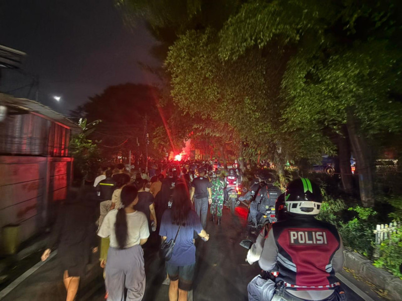 Patroli Brimob Metro Jaya Sisir Bassura-BKT Saat Sahur Terakhir Ramadan