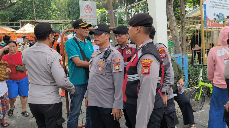 Patroli Jalan Kaki Polsek Pademangan Dukung Program Jaga Lingkungan di RPTRA Budi Mulia
