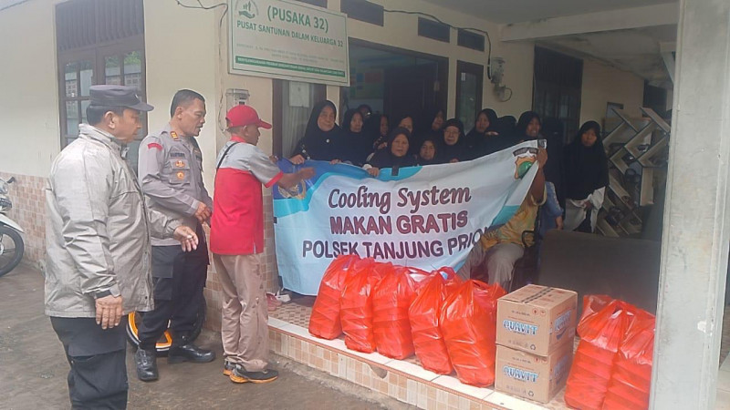 Polsek Tanjung Priok Bagikan 150 Nasi Kotak untuk Korban Banjir