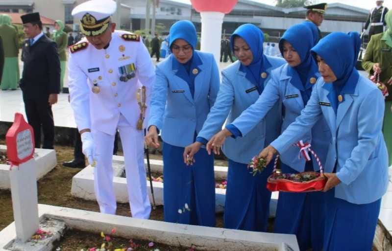 Sambut HUT TNI Ke 80 TNI Tahun 2025,Danlanal Bengkulu Hadiri Ziarah Nasional di TMP Balai Buntar