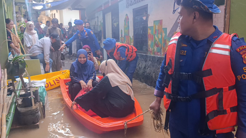 Ditpolairud Polda Metro Jaya Antar Warga Pulang di Tengah Banjir Kebon Pala