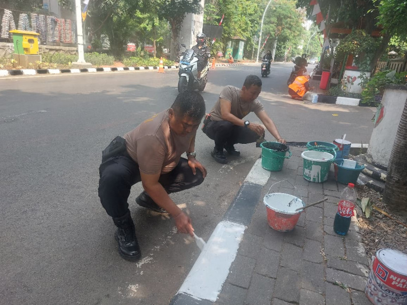 Sambut HUT Ke-81 RI, Polsek Kelapa Gading Gotong Royong Bersihkan Masjid dan Fasilitas Umum