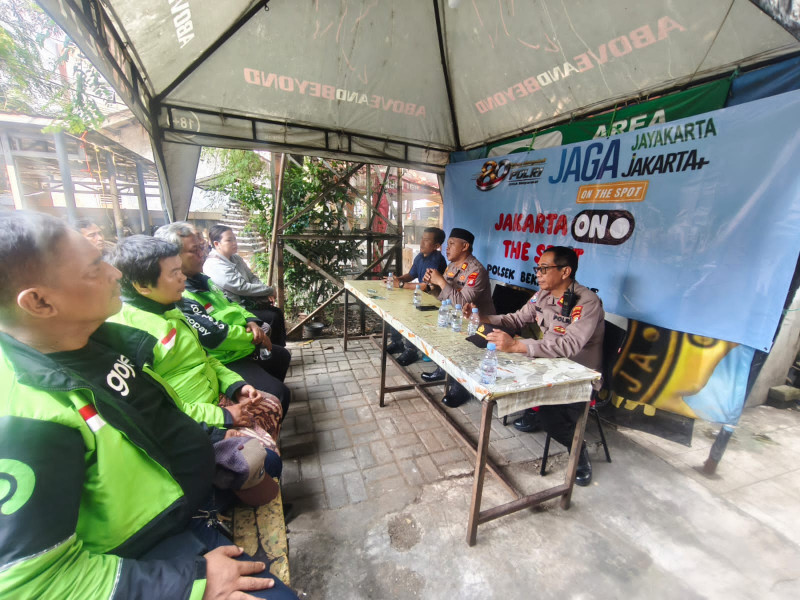 Jaga Jakarta On The Spot Kapolsek Bekasi Barat Ajak Driver Ojol Aktif Jaga Keamanan Lingkungan