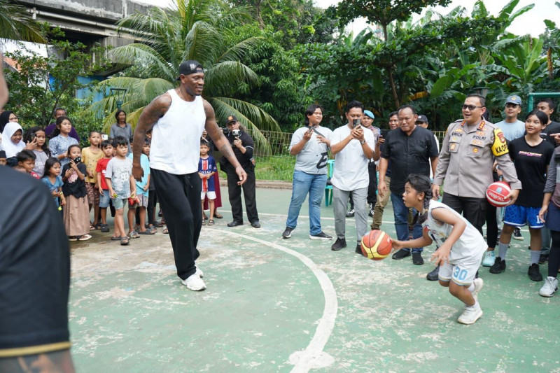 Kapolres Metro Jakut Gelar Jumat Peduli: Edukasi Narkoba hingga Bansos di RPTRA Sungai Bambu