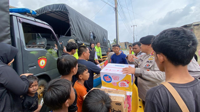 Kapolda Metro Jaya Salurkan Bantuan, Ringankan Beban Warga Terdampak Banjir