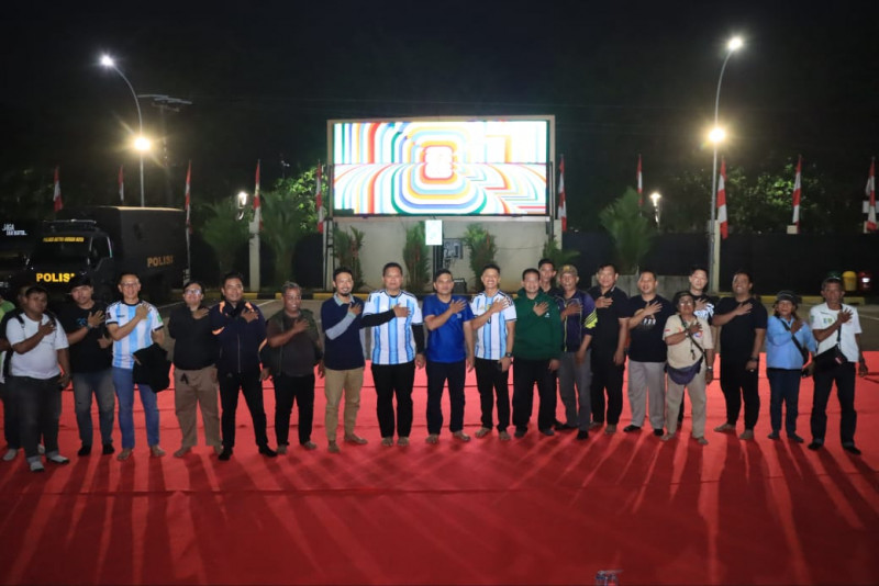 Sinergitas Tanpa Batas, Kapolres Metro Bekasi Kota Bersama Wartawan Nobar Piala Dunia 2026 Argentina Melawan Mesir 