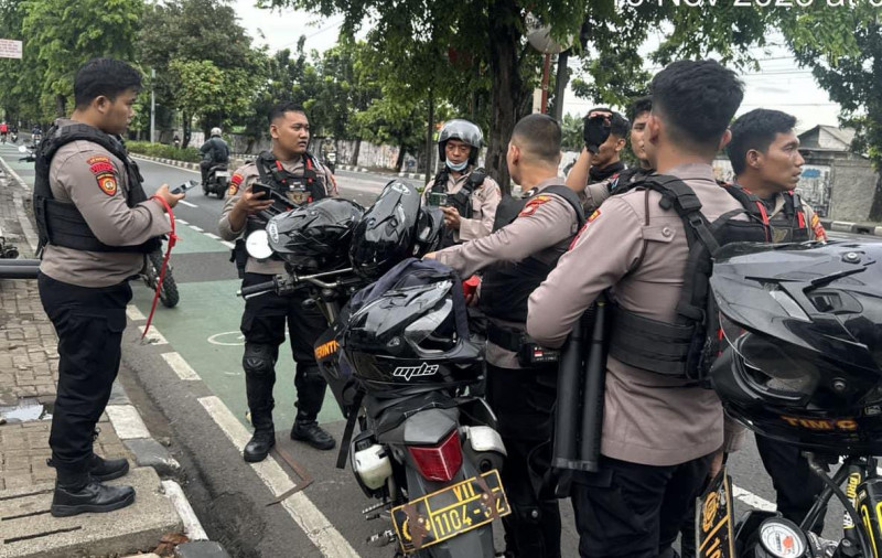Patroli Perintis Presisi Polres Metro Jakarta Timur Bubarkan Tawuran dan Amankan Sajam di Jalan I Gusti Ngurah Rai
