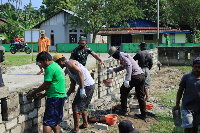 Satgas TMMD Kodim 1505/Tidore Bersama Warga Bangun Pagar Beton Jalan, Bukti Nyata Kemanunggalan TNI dan Rakyat