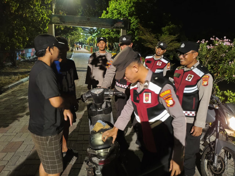 Jakarta On The Spot, Polsek Kepulauan Seribu Utara Sosialisasikan Layanan Polisi 110 dan Perkuat Kamtibmas Dini Hari