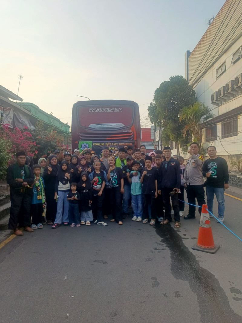 Kapolsek Bekasi Barat Berikan Pelayanan Giat Masyarakat Keberangkatan Massa FBR Menuju Perayaan Milad FBR Ke-25 di Jakarta