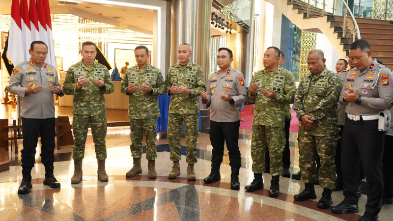 Pangdam Jaya Berikan Kejutan Kepada Kapolda Metro Jaya Pada Hari Bhayangkara  Ke-80