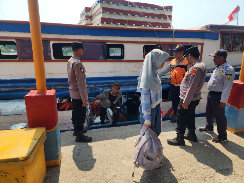 Jakarta On The Spot, Polres Kepulauan Seribu Perkuat Pelayanan Humanis di Dermaga Melalui Bantuan Penumpang dan Sosialisasi Layanan Polisi 110
