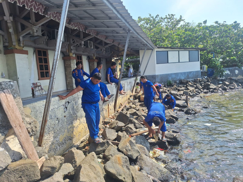 Satpolairud Polres Kepulauan Seribu Gelar Aksi Bersih Pantai di Marina Ancol